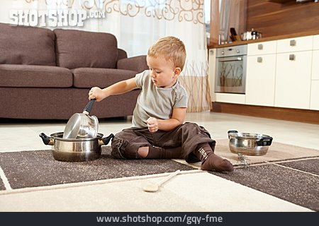 
                Junge, Spielen, Küchengerät                   