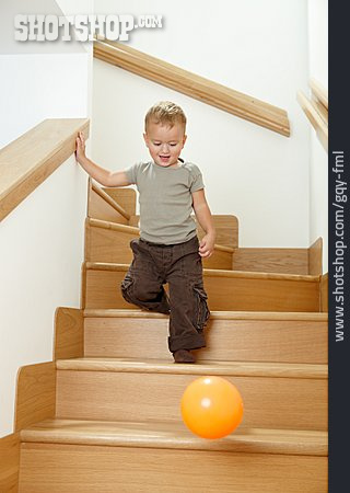 
                Junge, Treppe, Ball                   