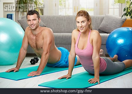
                Junge Frau, Junger Mann, Dehnübung, Workout                   