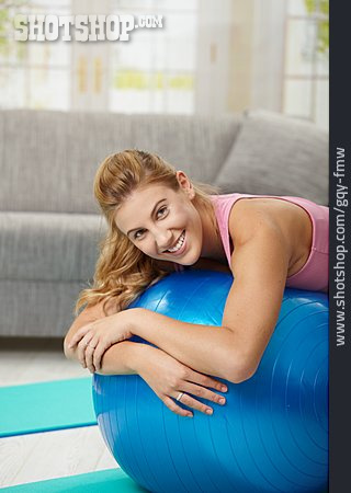 
                Junge Frau, Gymnastikball, Workout                   
