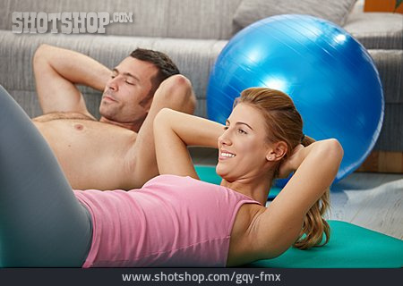 
                Junge Frau, Junger Mann, Workout, Bauchmuskeltraining                   