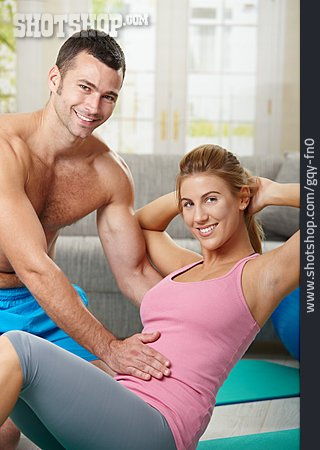 
                Junge Frau, Junger Mann, Workout, Situp, Bauchmuskeltraining                   