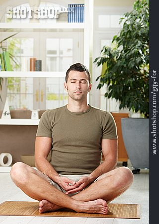 
                Junger Mann, Yogaübung, Meditieren                   