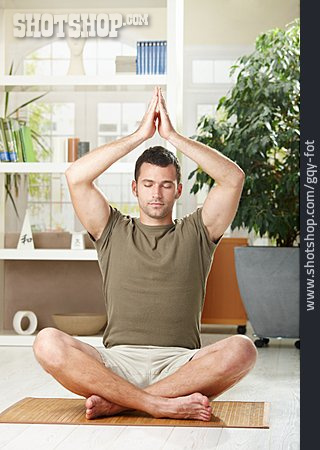
                Junger Mann, Yogaübung, Meditieren                   
