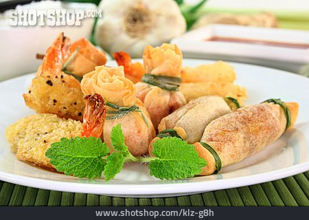 
                Asiatische Küche, Garnelenspieß, Teigtasche                   