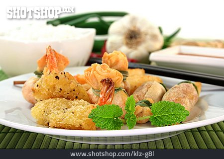 
                Asiatische Küche, Garnelenspieß, Teigtasche, Tellergericht                   