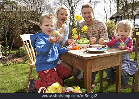 
                Ostern, Bemalen, Familie, Familienleben                   