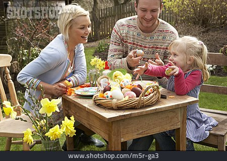 
                Ostern, Bemalen, Familie                   