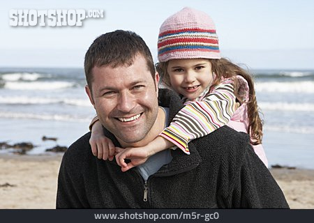
                Vater, Tochter, Huckepack, Strandurlaub                   