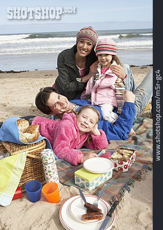 
                Familie, Picknick, Strandurlaub                   