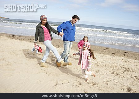 
                Strandspaziergang, Familie, Toben, Familienurlaub                   