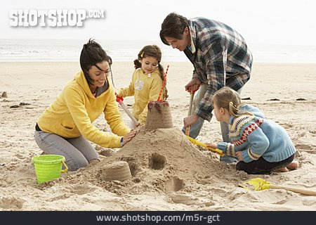 
                Familie, Sandburg, Strandurlaub                   