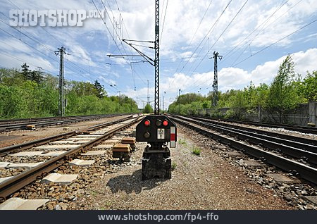 
                Bahnstrecke, Eisenbahnschienen, Stoppsignal                   