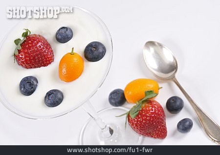 
                Joghurtbecher, Fruchtjoghurt, Fruchtquark                   