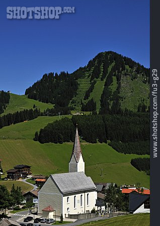 
                Tirol, Dorfkirche, Berwang                   