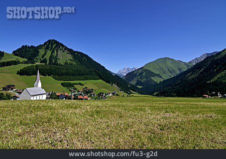 
                Dorf, Dorfkirche, Lechtaler Alpen                   