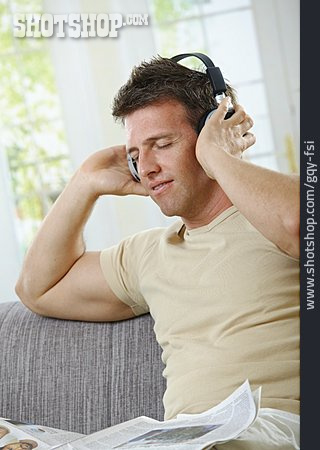 
                Junger Mann, Musikhören, Kopfhörer                   