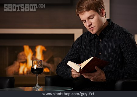 
                Junger Mann, Lesen, Leser                   