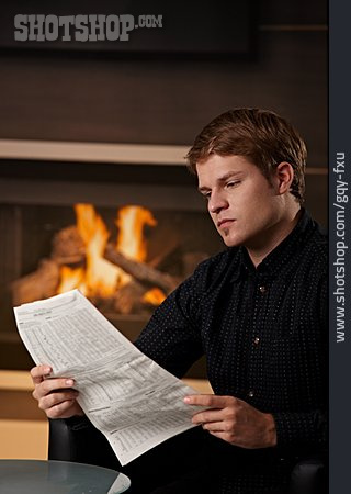 
                Junger Mann, Zeitung, Lesen, Zeitungsleser                   
