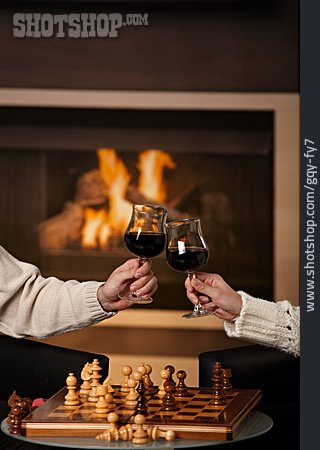 
                Häusliches Leben, Schach, Anstoßen, Schachspieler                   