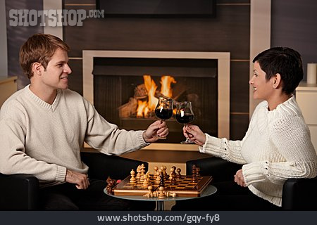 
                Paar, Häusliches Leben, Schach, Anstoßen                   