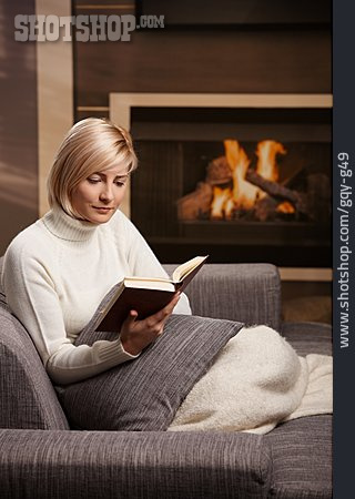 
                Junge Frau, Häusliches Leben, Lesen, Lektüre                   