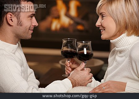 
                Paar, Romantisch, Rotwein, Zuprosten                   