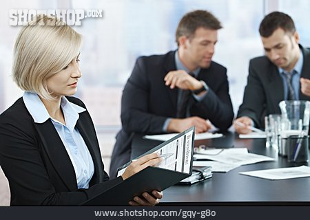
                Geschäftsfrau, Meeting, überprüfen, Geschäftsbericht                   