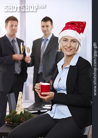 
                Büroangestellte, Nikolausmütze, Weihnachtsfeier                   
