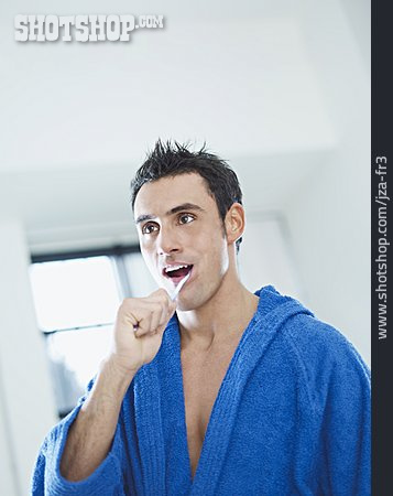 
                Junger Mann, Zähne Putzen, Zahnpflege                   