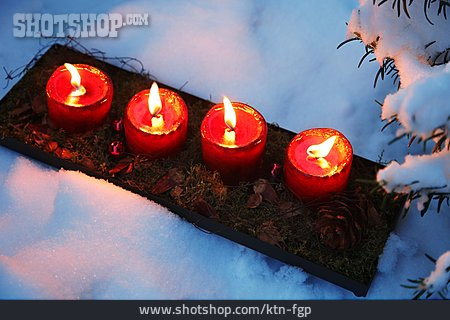 
                Adventskranz, Kerze, Weihnachtsdekoration, Adventszeit                   