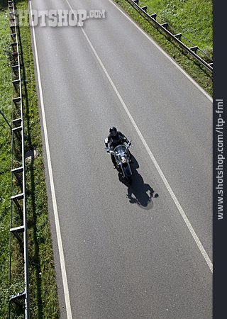 
                Motorradfahrer, Landstraße                   