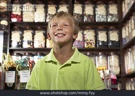 
                Junge, Süßigkeitenabteilung                   