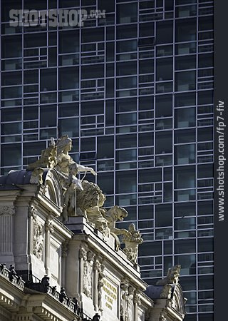 
                Historisches Bauwerk, Gegensatz, Glasfassade, Wien                   