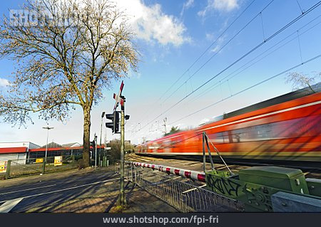 
                Schienenverkehr, Zugverkehr, Bahnübergang                   