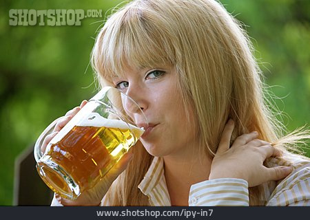 
                Junge Frau, Trinken, Bier, Biertrinkerin                   
