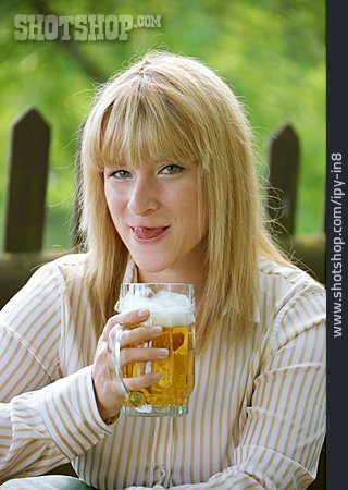 
                Junge Frau, Trinken, Biergarten, Biertrinkerin                   
