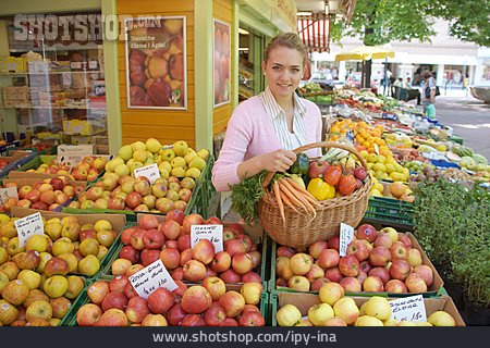 
                Junge Frau, Wochenmarkt, Gemüsekauf                   