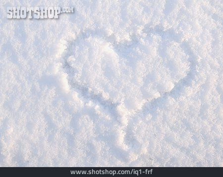 
                Schnee, Herz, Liebesbotschaft                   