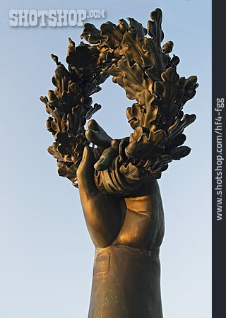 
                Hand, Bavaria, Bronzestatue, Eichenkranz                   