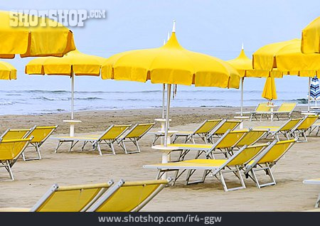 
                Menschenleer, Sonnenschirm, Strandliege                   