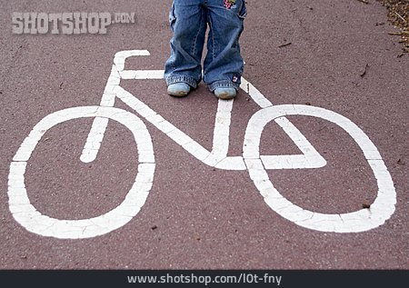 
                Kind, Fahrradweg                   