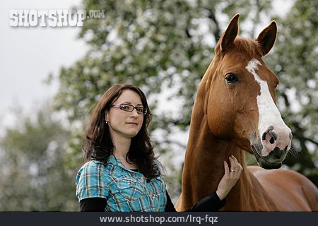 
                Frau, Pferd                   