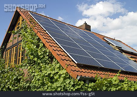 
                Wohnhaus, Solarzelle, Solardach                   