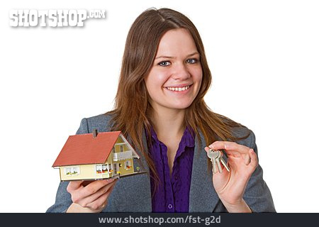 
                Schlüsselübergabe, Hauskauf, Immobilienmaklerin                   