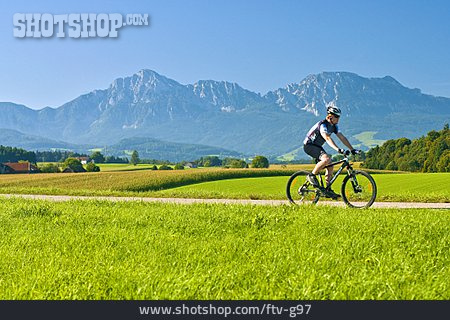 
                Unterwegs, Fahrradfahrer, Mountainbiker, Oberbayern, Berchtesgadener Land                   