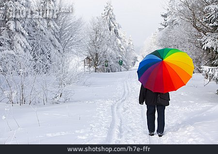 
                Frau, Regenschirm, Winterspaziergang                   