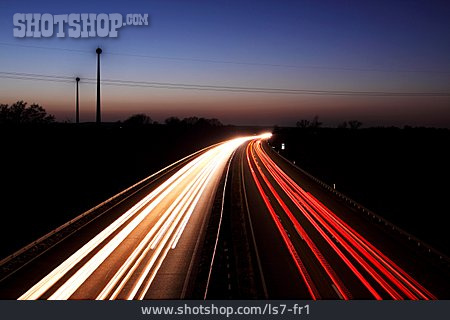 
                Autobahn, Straßenverkehr, Lichtspuren                   