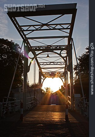 
                Gegenlicht, Sonnenuntergang, Bewegliche Brücke                   