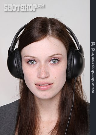 
                Junge Frau, Frau, Kopfhörer, Musik Hören                   